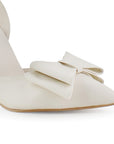 Vista a detalle de material shantung en zapatilla beige para mujer con pulsera, moño y tacón alto de 11cm