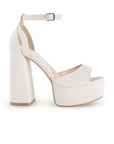 Vista lateral de zapatilla beige para mujer con pulsera y tacón alto 13cm