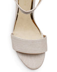 Vista de material sintético en zapatilla beige para mujer con tacón bajo 7cm y pulsera