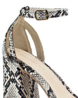Vista a detalle de zapatilla para mujer con pulsera y tacón alto 13cm en color beige con negro