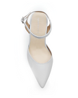 Vista superior de zapatilla blanca con pulsera para mujer puntal