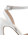 Vista trasera de tacón escultural de 10cm en zapatilla blanca para mujer con pulsera