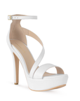Vista diagonal de zapatilla blanca con pulsera para mujer