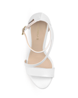 Vista superior de zapatilla blanca para mujer con pulsera