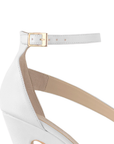 Vista de detalle en zapatilla para mujer blanca con pulsera