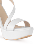 Detalle de material elegante en zapatillas para mujer color blanco