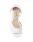 Vista superior de zapatilla blanca para mujer con pulsera