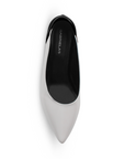 vista superior de zapatillas blancas para dama con tacón cuadrado de 5cm
