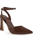 Vista diagonal de zapatilla para mujer con pulsera y tacón escultural en color café