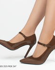 Zapatillas cafe para mujer con pulsera y tacon delgado de 10cm.
