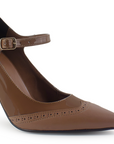 Vista a detalle de stiletto cafe para mujer con pulsera