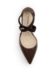 vista superior de zapatilla cafe para mujer con tiras cruzadas de elastico