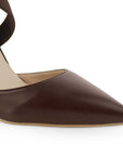 Detalle de zapatilla cafe para mujer