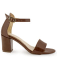 Vista lateral de zapatilla café en acabado charol para mujer con pulsera y tacón bajo