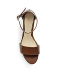 Vista superior de zapatilla con pulsera para mujer en color café charol