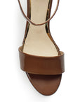 Vista de material charol en zapatilla café para mujer con tacón bajo 7cm y pulsera