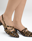 Zapatillas cafes con negro de punta fina con tiras cruzadas y tacón bajo de 6cm para mujer