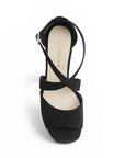 vista superior de zapatillas negras de tacon para mujer