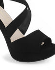detalle del material buck en zapatilla negra de mujer