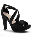 detalle en diagonal de zapatillas negras para mujer con tacon alto