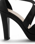vista trasera de zapatillas negras de tacon alto para mujer
