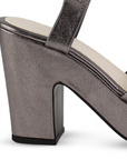 Vista trasera de zapatilla para mujer color gris con tacon ancho