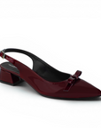vista diagonal de zapatilla vino de mujer con moño