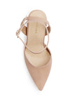 Vista superior de zapatilla maquillaje con pulsera para mujer puntal