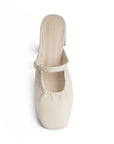 vista superior de zapatillas beige de mujer con pulsera frontal y tacón cuadrado