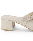 vista trasera de tacón cuadrado en zapatillas de mujer color beige