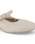 detalle de material sintético color beige en zapatillas de mujer con tacón