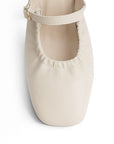 vista del detalle de la pulsera con hebilla dorada en zapatillas para mujer color beige de tacón