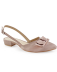 Vista diagonal de zapatilla para mujer con moño y tacón bajo de 3cm en color maquillaje
