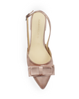 Vista superior de zapatilla maquillaje puntal para mujer con moño
