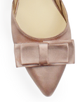Vista de material shantung en zapatilla para mujer con moño color maquillaje