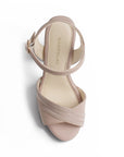 vista superior de zapatillas maquillaje con pulsera