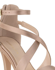 Vista del detalle de la pulsera con hebilla en zapatilla maquillaje para mujer