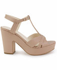 Vista lateral de zapatilla para mujer color maquillaje con pulsera