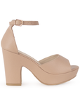 Vista lateral de zapatilla para mujer en color maquillaje con pulsera y tacón ancho de 10cm