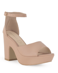 Vista diagonal de zapatilla para mujer con pulsera y tacón ancho en color maquillaje