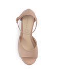 Vista superior de zapatilla maquillaje para mujer con pulsera