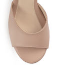 Vista de material cabra sintético en zapatilla para mujer con pulsera en color maquillaje