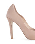 Vista trasera de tacón delgado 10cm en zapatilla puntal tipo stiletto de color maquillaje