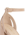 Vista a detalle de zapatilla para mujer con pulsera y tacón alto 13cm en color maquillaje