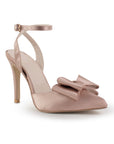Vista lateral de zapatilla puntal para mujer con pulsera, moño y tacón alto 11cm en color maquillaje