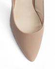 vista del detalle punta fina en zapatillas stiletto maquillaje para mujer