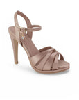 Vista diagonal de zapatillas maquillaje con pulsera para mujer