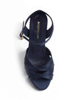 Vista superior de zapatillas marino con tacón medio y tiras para mujer