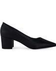 Vista lateral de zapatilla negra puntal con tacón bajo 5cm para mujer