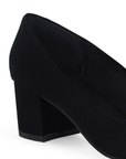 Vista trasera de tacón bajo de 5cm en zapatilla negra buck para mujer